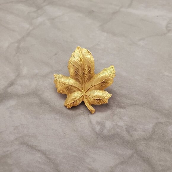 🍁 Vintage 1980s 80s Gold Leaf Brooch 🍁 - Picture 1 of 3